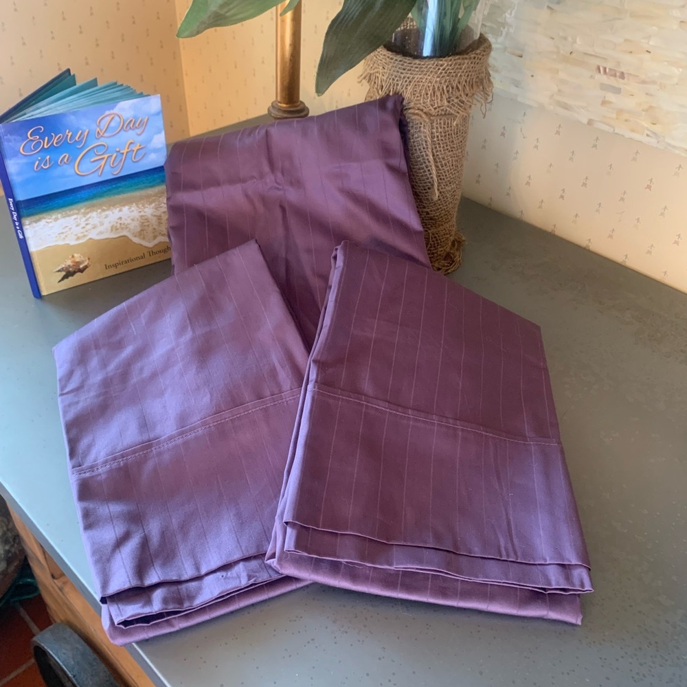 Royal Velvet, NEW OUT OF PACKAGE, never used, 1 sheet and 2 pillowcases.